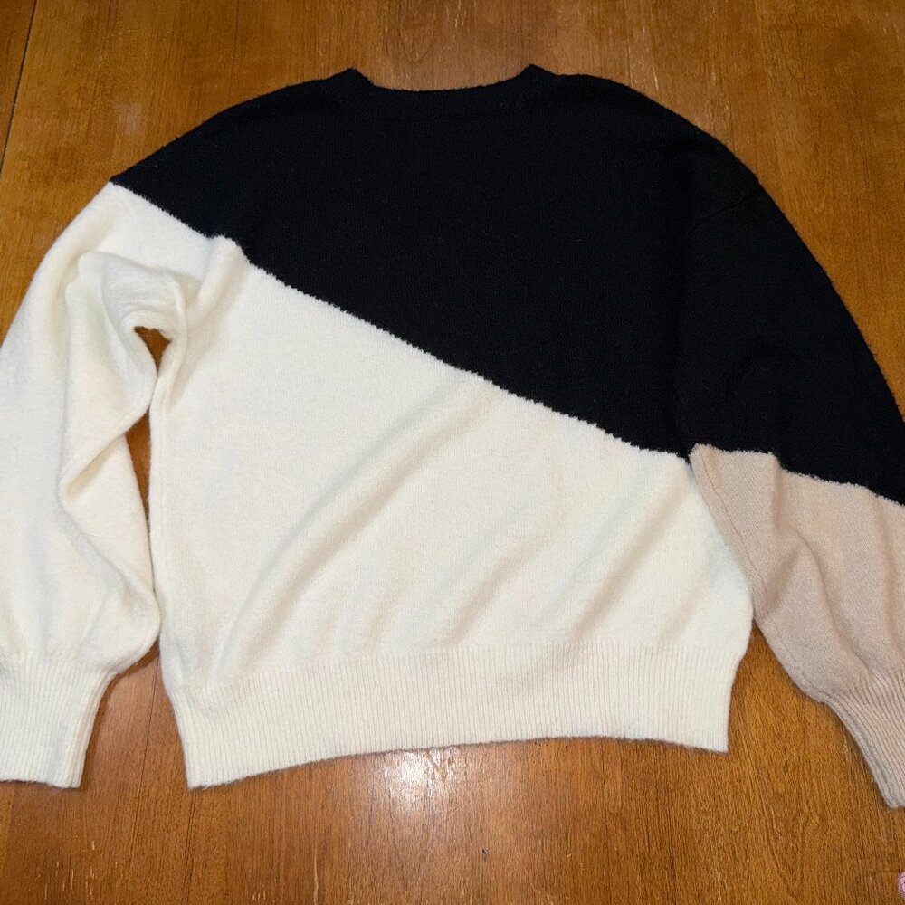 E & M Black and White Colorblock Sweater – Women’s Size Medium - Picture 3 of 9